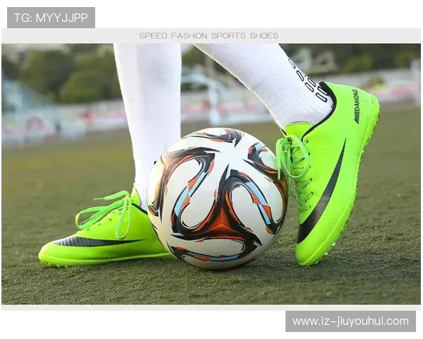 儿童C罗同款足球鞋炫彩登场 打造未来球星梦想之选